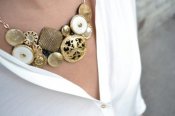 cool-diy-vintage-buttons-necklace-5-500x333.jpg